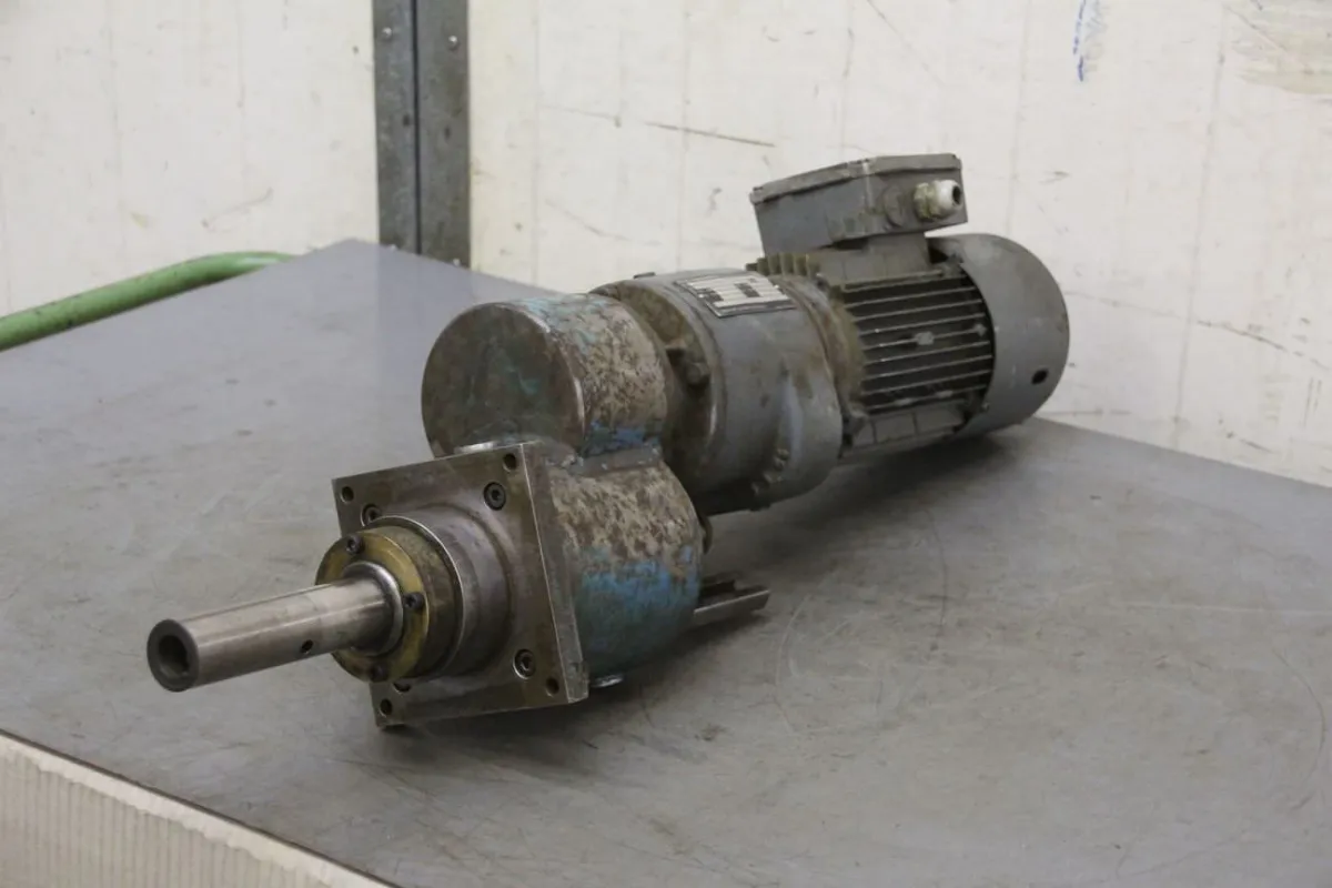 SEW Eurodrive RF40A Getriebemotor 0,75 kW 304 U/min