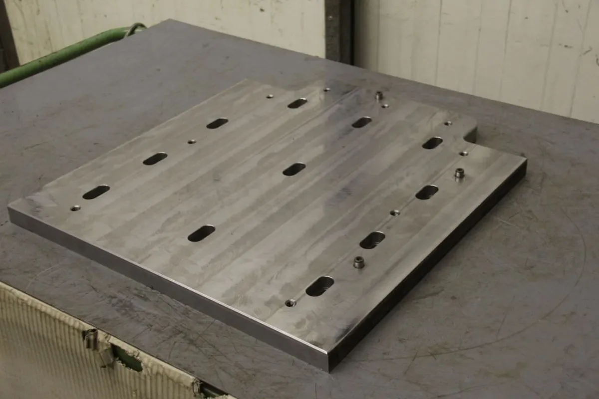 525/585/H28 mm Aufspannplatte mit Nuten
