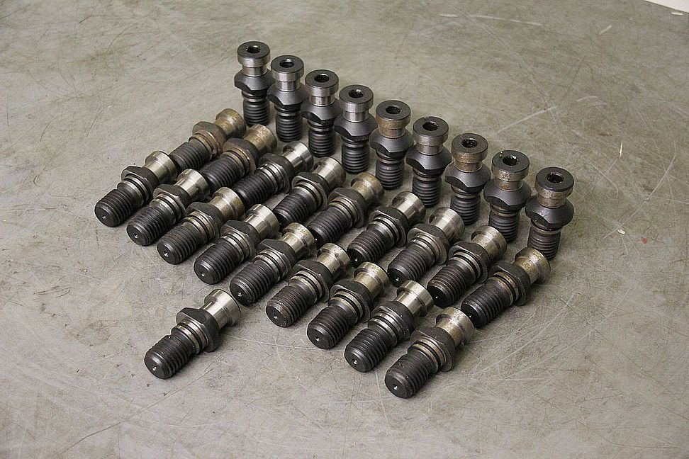 DIN 69872 Form B M24 CNC Anzugsbolzen 28 Stück