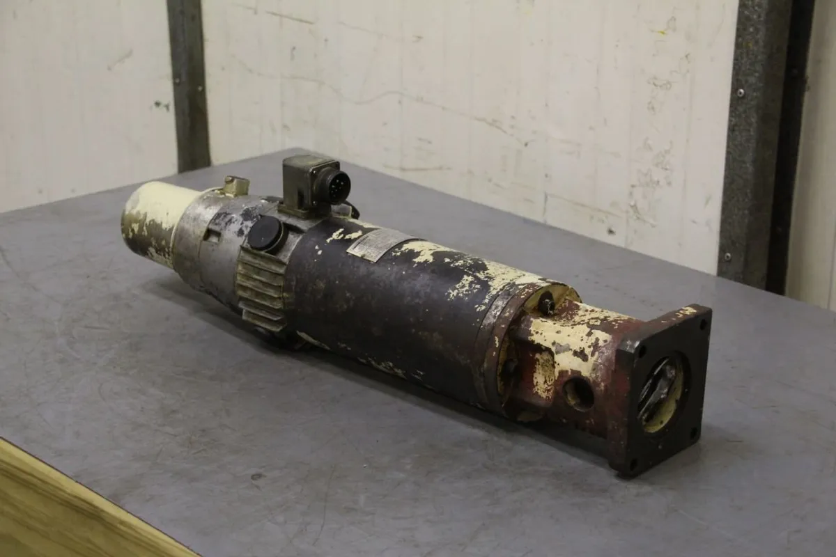 Indramat MDC10.30D/MMA-0/WI444/S06 Permanent Magnet Motor