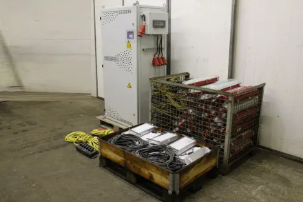 Kaufel mit Batterien und Ladegerät Notbeleuchtung mit 50 Lampen – RESALE