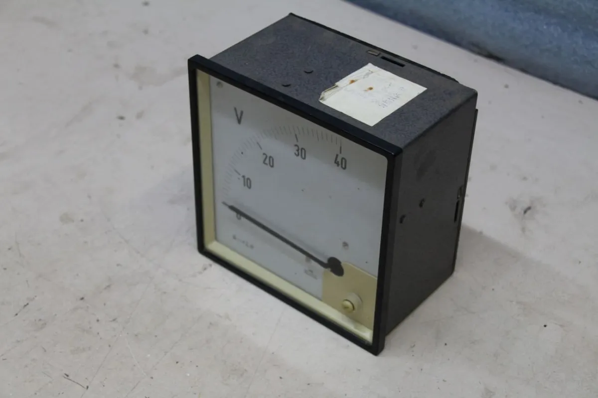 H&B Elima Spannungsmessgerät, Voltmeter 0-40V Einbaumessgerät Analog