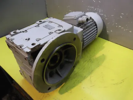 Lenze 9LH4-983H Getriebemotor 1,5 kW 64 U/min – RESALE