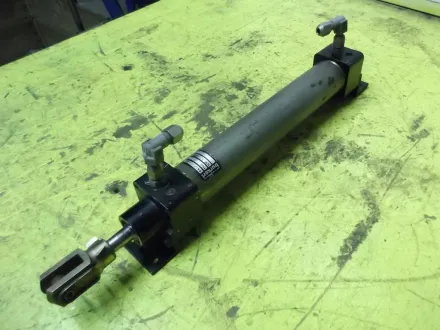 Bürkert 041/ 6/2 000 Pneumatikzylinder – RESALE