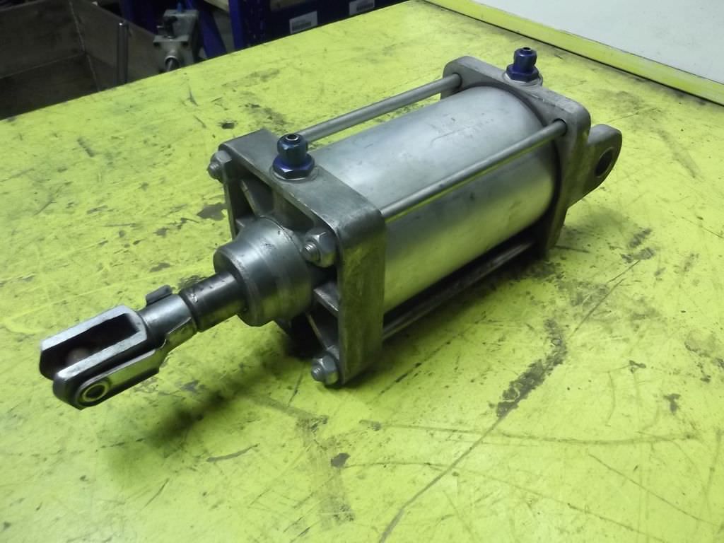 Hub 100 mm Pneumatikzylinder