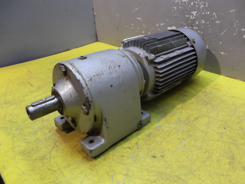SEW EURODRIVE R40DT80K47 Getriebemotor 0,55 kW 69 U/min