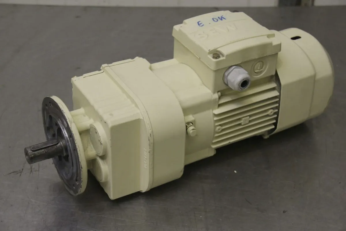 SEW Eurodrive RF17DR63M4/BR Getriebemotor 0,18 kW 47 U/min