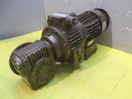 Lenze 11.715.03.04 regelbarer Getriebemotor 0,55 kW 46-264 U/min – RESALE