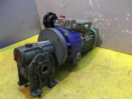 Motovario TKF/5 regelbarer Getriebemotor 0,37 kW 35-180 U/min – RESALE