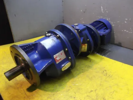 Motovario TRRCF/10 Getriebemotor 0,55 kW 4 U/min – RESALE