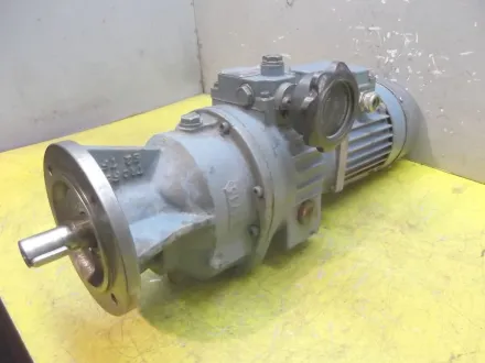 Motovario TKRR/5 regelbarer Getriebemotor 0,37 kW 20-100 U/min – RESALE