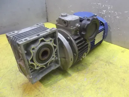 Motovario NK/005/F regelbarer Getriebemotor 0,37 kW 22,5-133 U/min – RESALE
