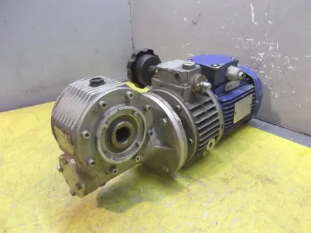 Motovario NK/005/F regelbarer Getriebemotor 0,37 kW 22,5-133 U/min – RESALE