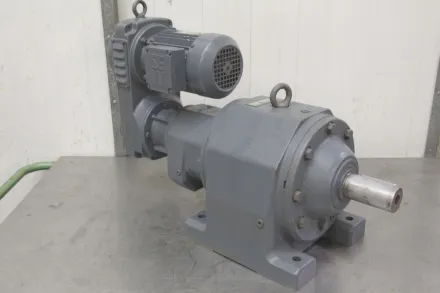 Sew Eurodrive R82-62-V01 regelbarer Getriebemotor 0,55 kW 0,93-5,4 U/min – RESALE