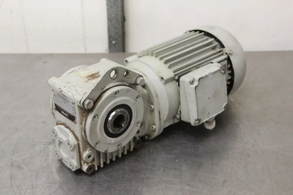 LENZE 52.122.05.00 Getriebemotor 0,75 kW 70 U/min