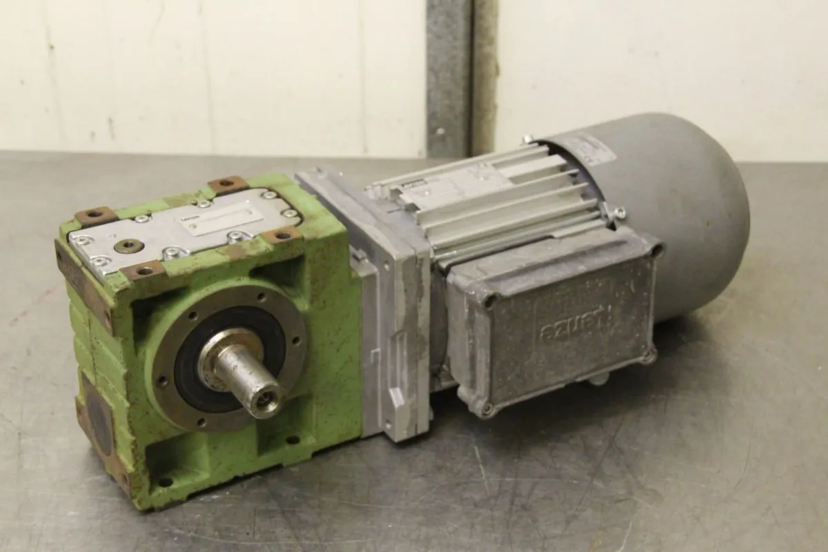 Lenze MDXMA2M080-12 Getriebemotor 0,55 kW 109 U/min