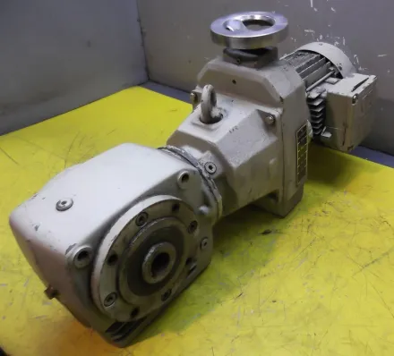 Sew Eurodrive SA40D14DT7104 regelbarer Getriebemotor 0,37 kW 21-105 U/min – RESALE