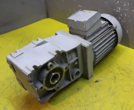 Lenze MDXMA1M080-32 Getriebemotor 0,75 kW 194 U/min – RESALE