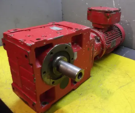 Lenze CD80L-4 Getriebemotor 0,75 kW 35 U/min – RESALE
