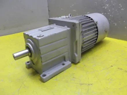 Lenze MDXMA42M071-31 Getriebemotor 0,55 kW 852 U/min – RESALE