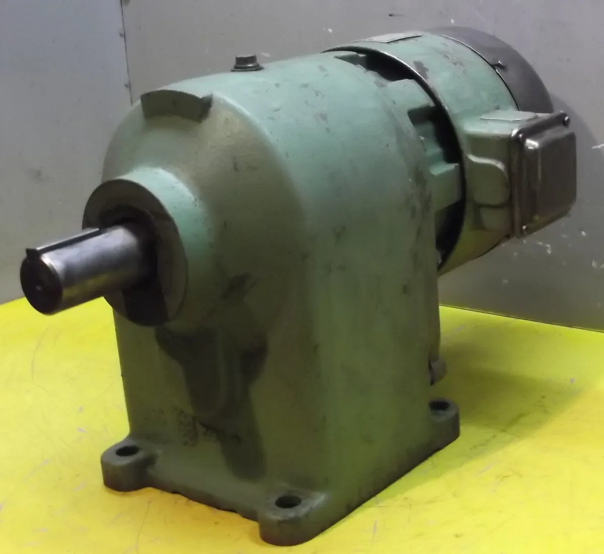 VEM ZDA324 Getriebemotor 0,8 kW 56 U/min