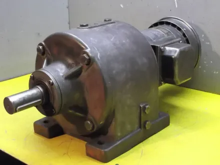 Sew R7bD3842 Getriebemotor 0,55/0,66 kW 20/40 U/min – RESALE
