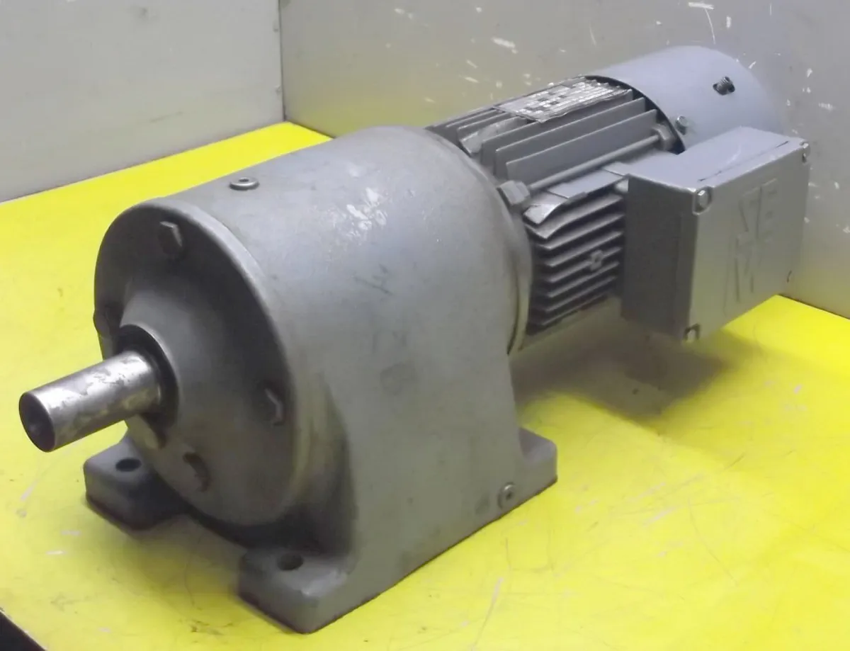 SEW Eurodrive R60DT80K4BM/HF Getriebemotor 0,55 kW 32 U/min