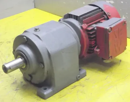 Sew Eurodrive R43DT71C6 Getriebemotor 0,15 kW 9 U/min – RESALE