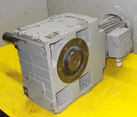 Lenze GSS06-2MHAR080-32 Getriebemotor 0,75 kW 14 U/min – RESALE
