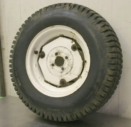 Metzeler 23x9.00-15 AS Reifen mit Felge – RESALE