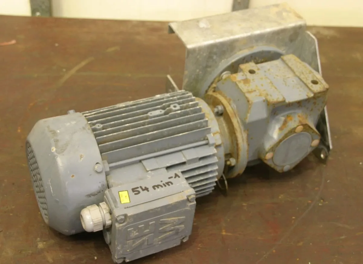 SEW Eurodrive SF32 DT80K4 Getriebemotor 0,55 kW 48 U/min