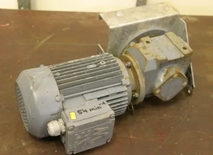 Sew Eurodrive SF32 DT80K4 Getriebemotor 0,55 kW 48 U/min – RESALE