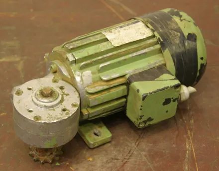 Lenze B3 Winkel Getriebemotor 0,1 kW 60 U/min – RESALE