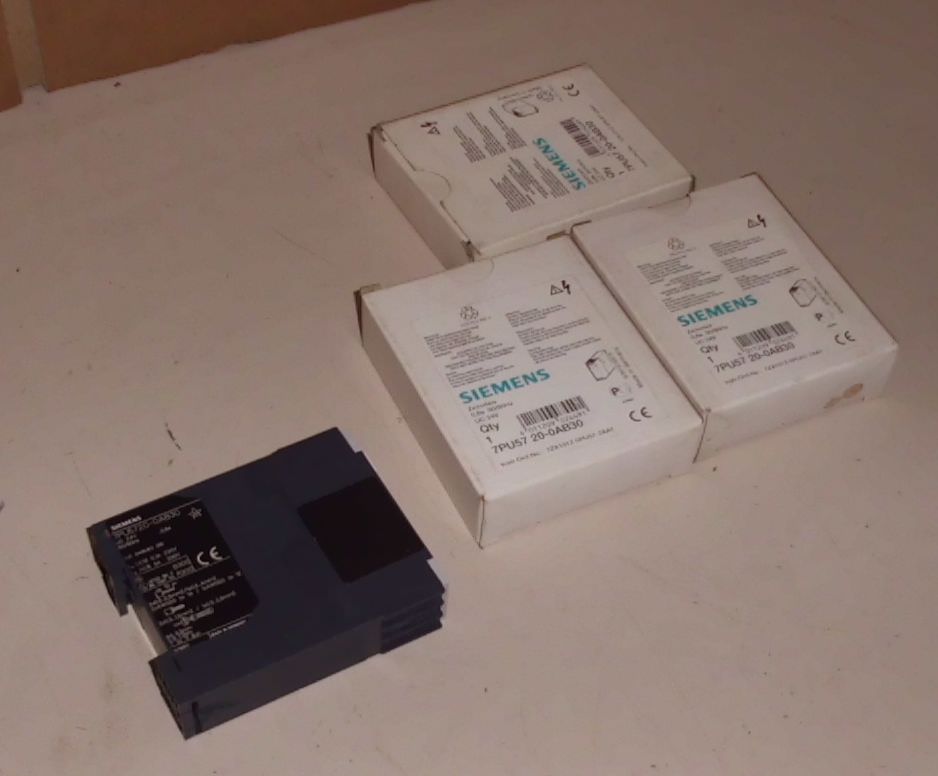 Siemens 7PU57 20-0AB30 Zeitrelais