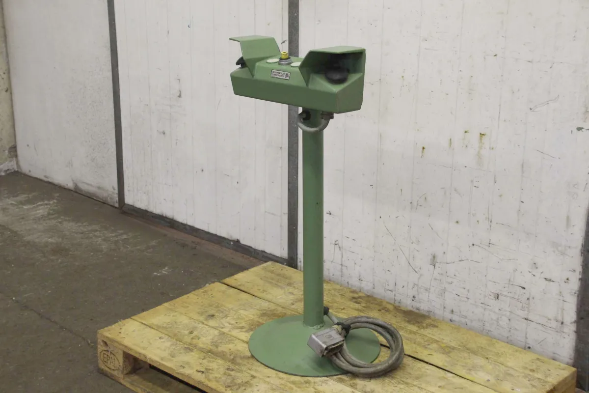 Starkstrom Gummesbach 400/400/H915 mm Zweihand-Bedienpult