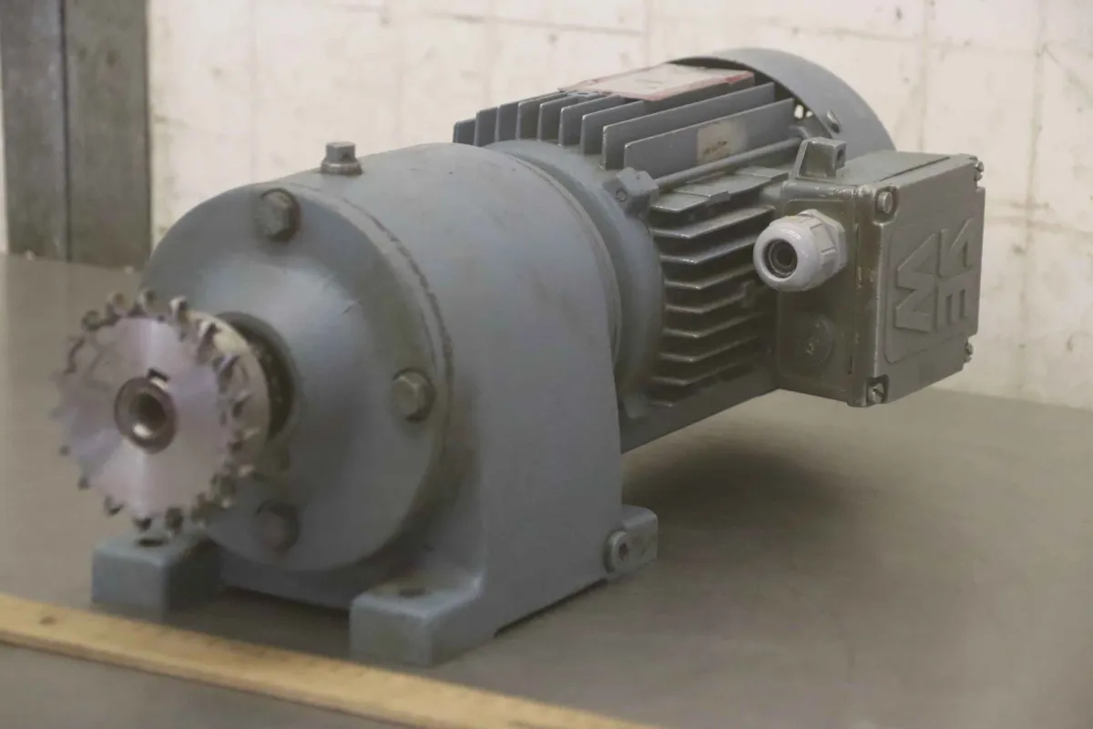 SEW Vector R40 DT80K-4 Gear motor 0.55 kW 224 rpm