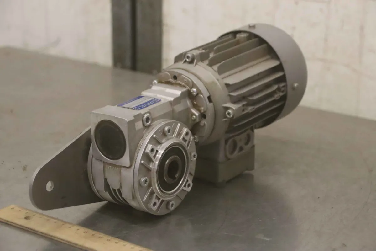 Varvel FRS40/PC 19MM IEC63B14 Getriebemotor: 0,18 kW 135 U/min