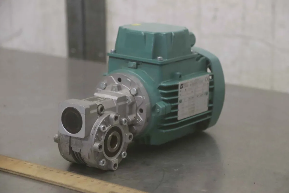 Varvel SRS02810G314 Getriebemotor: 0,09 kW 138 U/min
