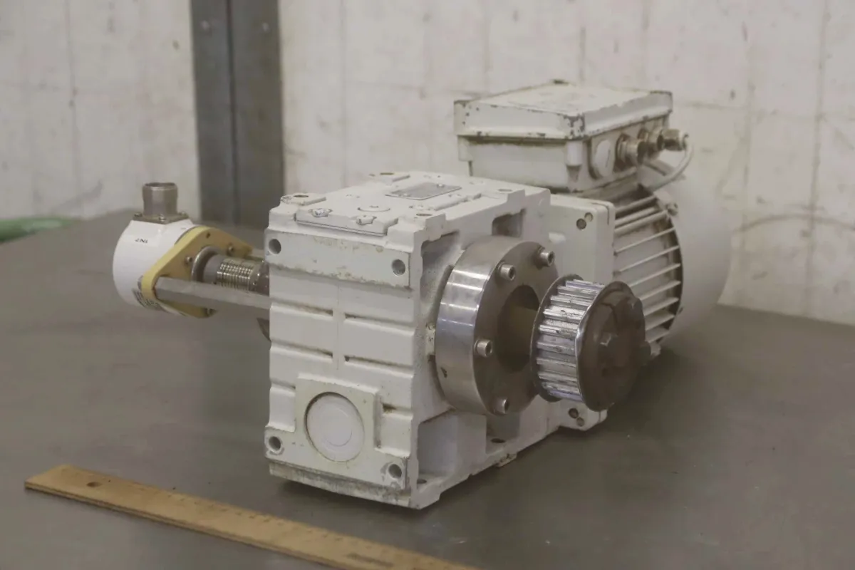 Lenze GSS04-2M SAR 07- -B Getriebemotor 0,25 kW 44 U/min