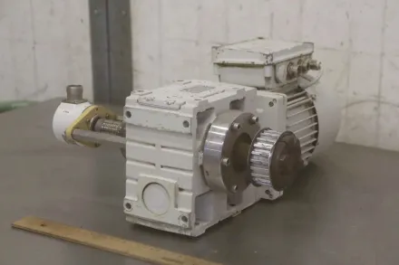 Lenze GSS04-2M SAR 07- -B Getriebemotor 0,25 kW 44 U/min – RESALE