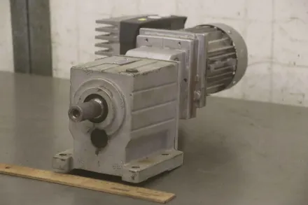 Lenze GST05-3E VBR 063C12 Getriebemotor 0,12 kW 8 U/min mit Frequenzumrichte – RESALE