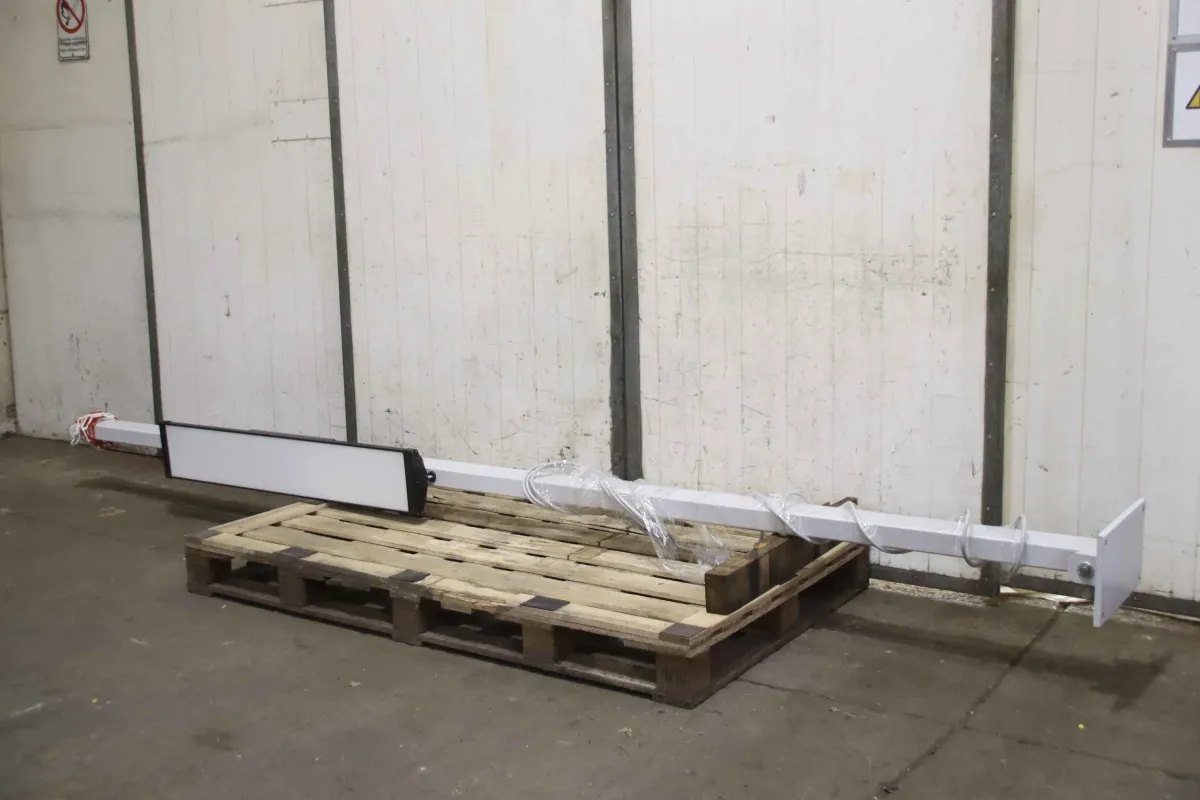 lichtline HighLux long 1200 Hallenflächenleuchte mit Schwenkarm 3,8 m