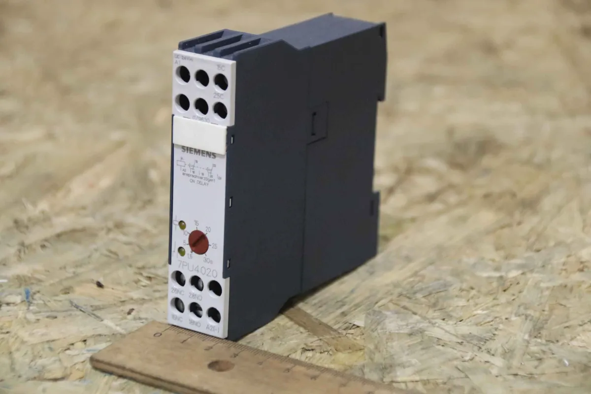 Siemens 7PU4020-2BB30 Zeitrelais