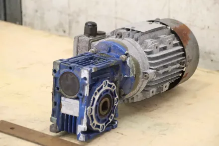 Motovario NHRV/ 040  71C-4 Getriebemotor 0,55 kW 183 U/min – RESALE