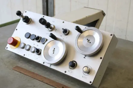 Dmt CD320 Bedienpult/CNC Steuerung – RESALE