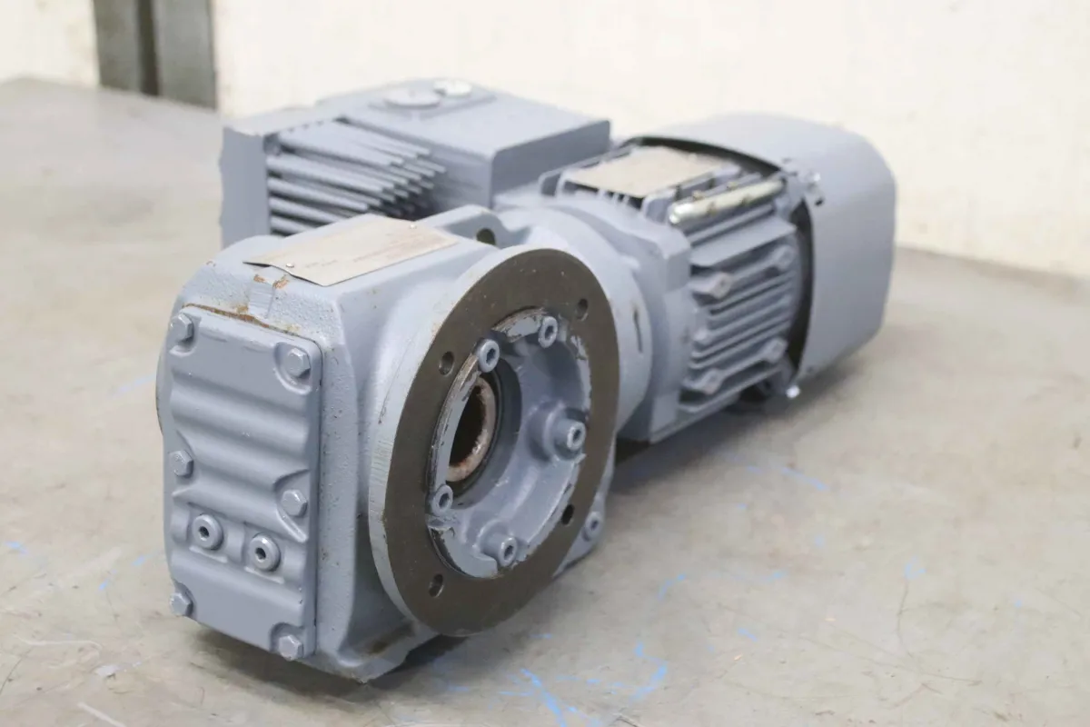 SEW-Eurodrive KAF37 DRS71S4BE05HR/MM03/AMA6 Getriebemotor 0,37-0,075 kW 13-2,6 U/min