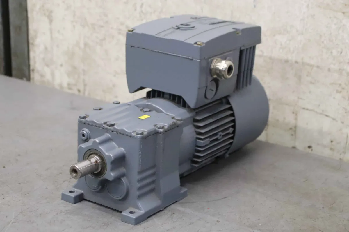 SEW-Eurodrive R17 DT71D4/BMG/MM05 Getriebemotor 0,055/0,55 kW 290-64 U/min mit Freq
