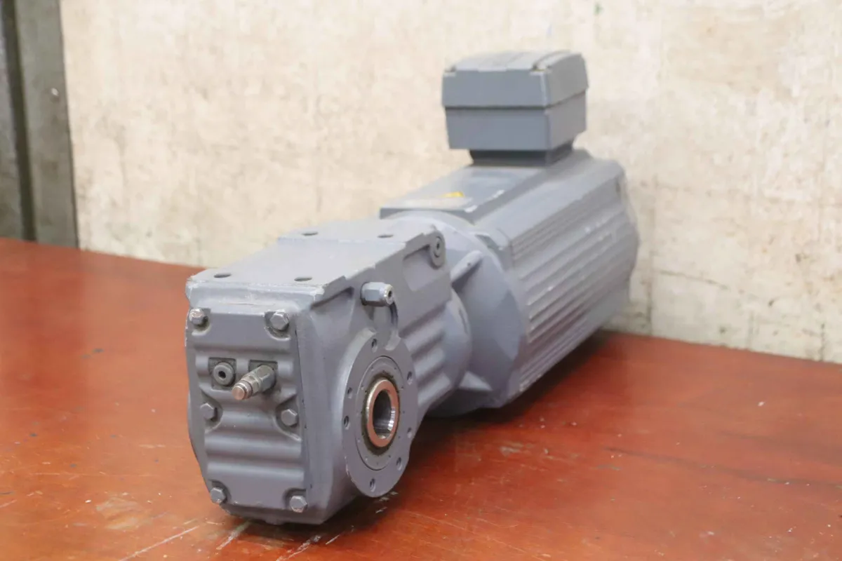SEW-Eurodrive KA37 DAS100M4/TF/IS Getriebemotor 1,1 kW 41 U/min