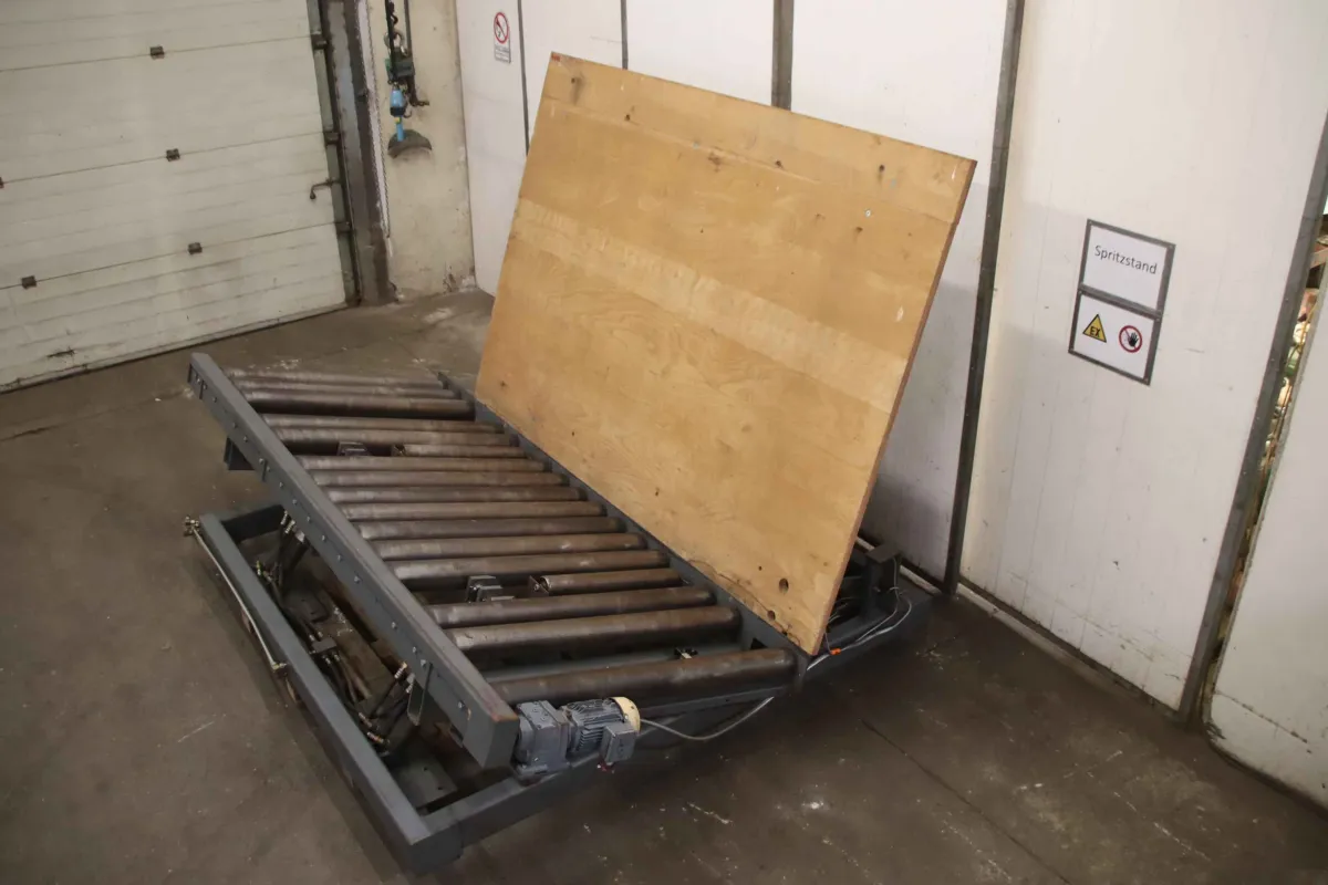 14 m/min 2800 x 1200 mm 20° Rollenbahn angetrieben mit Kippfunktion