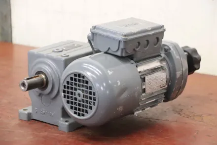 Lenze GST05-2W VBR 1B GST05-2K VBR 071-12 10B MDERABR regelbarer Getriebemotor 0,25 kW 59 - 11 U/min – RESALE